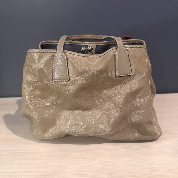 COACH Kisslock Large Patent Leather Handbag Purse Gray & scarf - like new - Picture 2 of 6